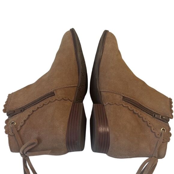 Jack Rogers Charlotte Tan Suede Side Zip Scallop Detail Ankle Booties Size 7 - Picture 5 of 12